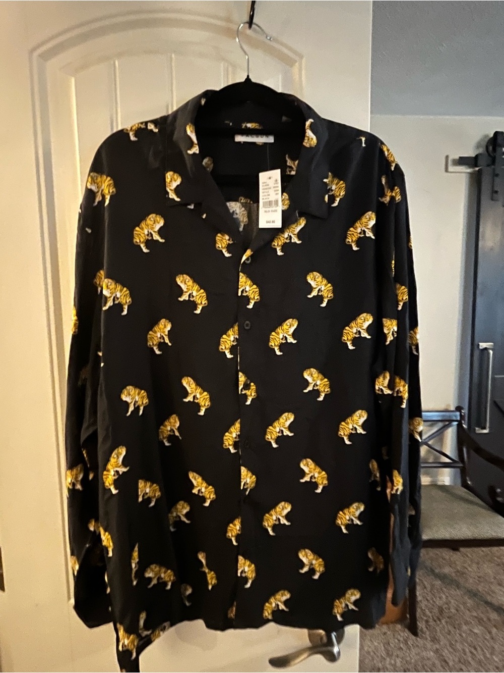 NWT PacSun Black Button-front, collared, long- sleeve Tiger Graphic, size XL